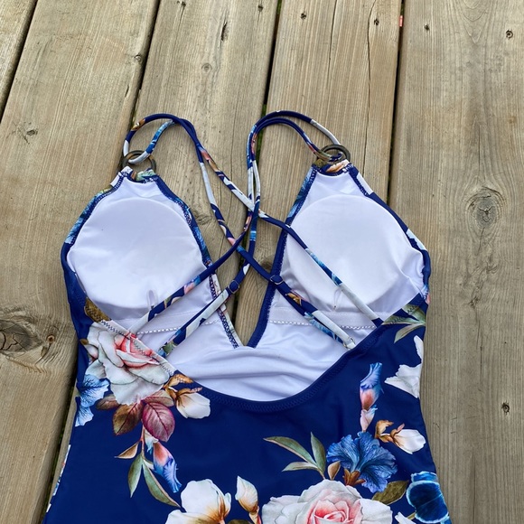 Women’s swimming suit one piece. Adjustable straps on the back. Size M. - Picture 2 of 4